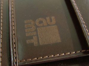 Grawerowane logo na portfelu (zdjęcie)