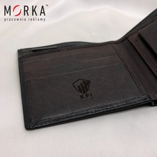 Grawer na skórzanym portfelu (zdjęcie)